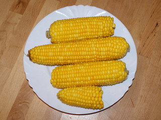 Горячая сваренная молодая кукуруза