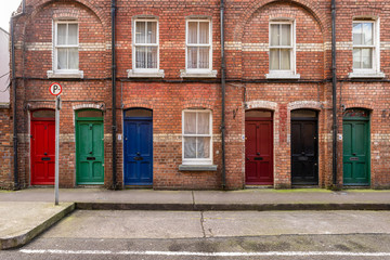 Fototapeta na wymiar la façade d'un immeuble irlandais avec ses portes colorées