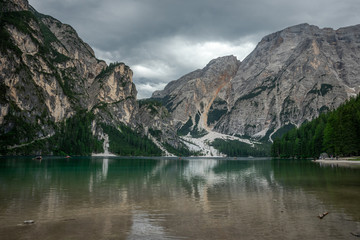 les eaux vertes d'un lac de montagne sous un ciel orageux