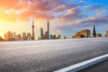 Naklejka premium Empty highway and beautiful city buildings scenery at sunrise in Shanghai,China.