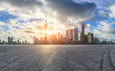 Obraz premium Empty race track and modern city scenery at sunrise in Shanghai,China.