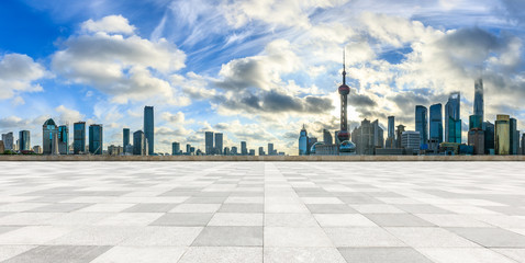 Obraz premium Empty square floor and modern city scenery at sunrise in Shanghai,China.
