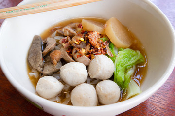 Thai style noodle with pork balls, vegetable and deep fried garlic