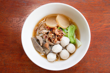 Thai style noodle with pork balls, vegetable and deep fried garlic