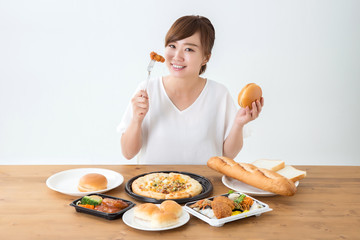 食べる女性