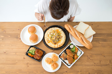 食べる女性