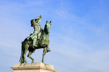 Obraz premium Grandiose statue on blue sky background