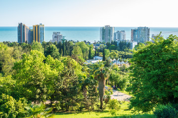 Obraz premium Sea view from a green park in a warm southern city