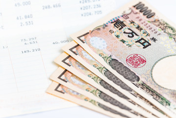 お金と預金通帳