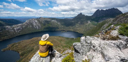 Papier Peint photo autocollant Mont Cradle Un voyageur explore le paysage du sentier d& 39 observation de Marions dans le parc national de Cradle Mountain en Tasmanie, en Australie. Activité estivale et aventure populaire.