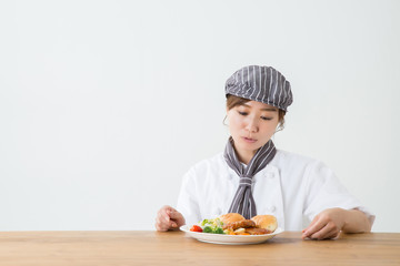 コックコートを着た女性