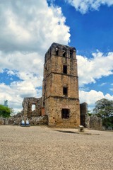 Ruinas de la torre de la catedral de la ciudad vieja de Panamá. Antigua Catedral de Panamá en el...
