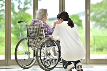 老人介護施設・窓辺でくつろぐ母