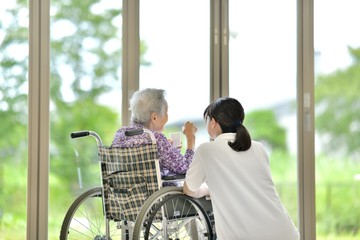 老人介護施設・窓辺でくつろぐ母