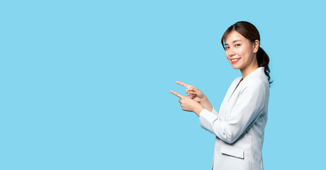 誘導する女性