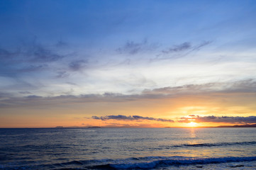 Fototapeta na wymiar 波津海岸から眺める日の出
