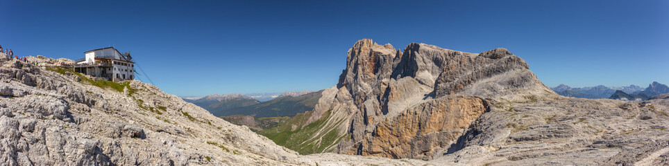 Panorama dolomiti Pale di San Martino e funivia Rosetta