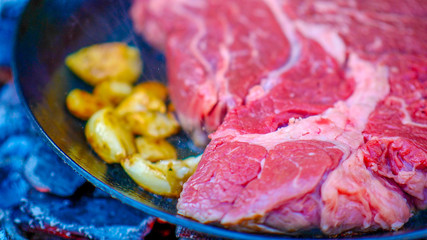 ステーキをフライパンで焼く様子。大きいステーキのキャンプ料理