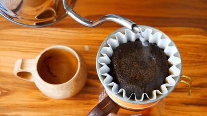 コーヒーをドリップしている様子