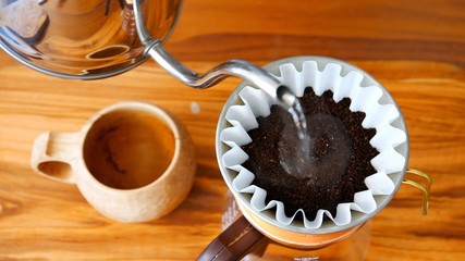 コーヒーを入れる様子