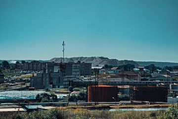 Obraz premium An industrial city in which salt mining is developed. In the background, large salt dumps, mountains of waste from salt production of potassium salt.