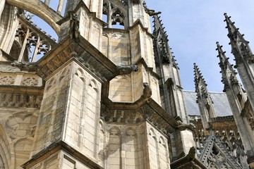 Fototapeta na wymiar Gargouilles sur les contreforts de la cathédrale Sainte-Croix à Orléans, Loiret, France