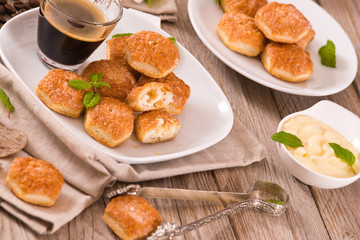 Puff pastries with custard cream.