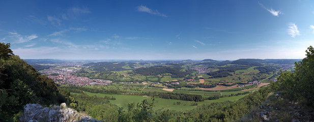 Die Dreikaiserberge, das Filstal und die Stadt Donzdorf vom Messelstein, Schwäbische Alb