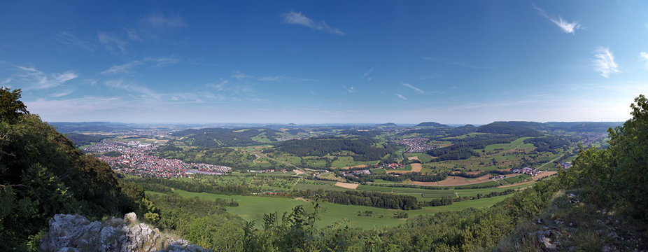 Die Dreikaiserberge, das Filstal und die Stadt Donzdorf vom Messelstein, Schw&auml;bische Alb