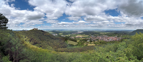 Obraz premium Burg Hohenneuffen vom Wilhelmsfels bei Erkenbrechtsweiler auf der Schwäbischen Alb