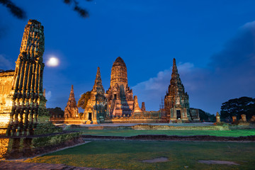 Obraz premium Wat Chaiwatthanaram temple in Ayuthaya Historical Park, a UNESCO world heritage site in Thailand
