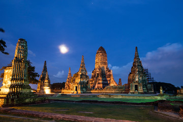 Fototapeta premium Wat Chaiwatthanaram temple in Ayuthaya Historical Park, a UNESCO world heritage site in Thailand