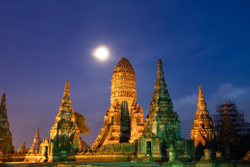 Fototapeta premium Wat Chaiwatthanaram temple in Ayuthaya Historical Park, a UNESCO world heritage site in Thailand