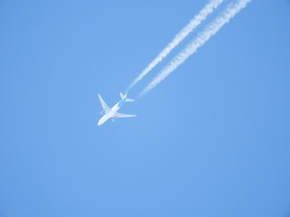 Airplane at 30.000 ft viewed from ground