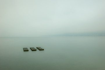 Fototapeta na wymiar Zürichsee im Nebel mit der Goldküste im Hintergrund