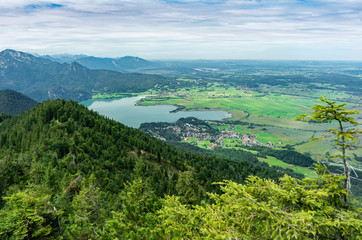 Naklejka premium Panoramablick vom Rabenkopf auf den Kochelsee