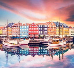 Foto auf Acrylglas Koralle Atemberaubende schöne Landschaft mit Booten im berühmten Nyhavn in Kopenhagen, Dänemark bei Sonnenaufgang. Exotische erstaunliche Orte. Beliebte Touristenattraktion.