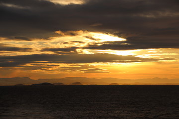 Sonnenuntergang hinter Wolken