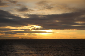 Sonnenuntergang hinter Wolken