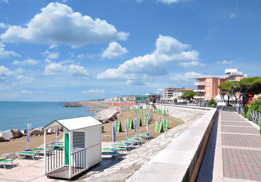 Strandpromenade im Urlaubsort Caorle an der Italienischen Adria,Mittelmeer,Venetien,Italien