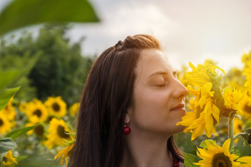 Naklejka premium Young woman backlit by the warm glow of the sun