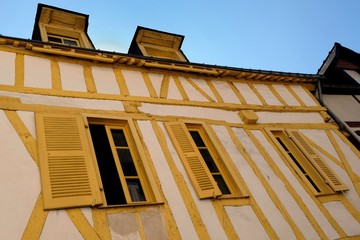 Fototapeta na wymiar Maison à colombages jaunes 