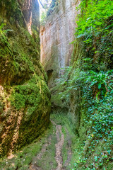 Le incredibili vie cave, sentieri scavati nella roccia di tufo dagli etruschi in Toscana, tra Pitigliano e Sorano, Italia