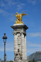 Fototapeta na wymiar Statue dorée du pont Alexandre III à Paris