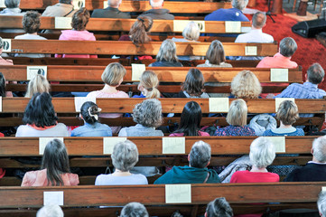 Draufsicht auf eine christliche Gemeinde bei einem Gottesdienst oder Konzert in einer Kirche –...