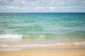 Fototapeta na wymiar The sea wave forming towards the beach looks beautiful.