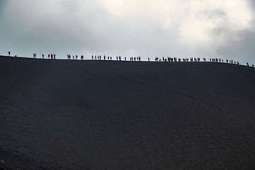 Escursionisti e turisti in trekking durante un escursione sul cratere del Vulcano Etna in Sicilia © Etna ·REC Attivo