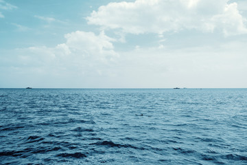 Obraz premium Water surface with ripples and sunlight reflections