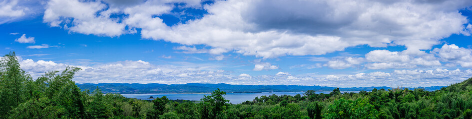Obraz premium Panorama Lake mountains and cloudy sky in Khuean Srinagarindra National Park, Thailand