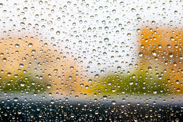 Gotas de agua en la ventana cristal